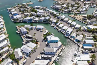 Image de Canal front lot only. No house or Rv. You need to bring your Rv.