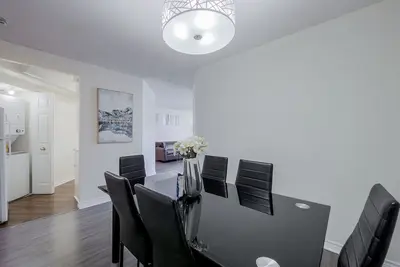 Image de Massive 2Bed 2Bath Bay St. Condo w. 2 Balconies \/ Patios & Free Parking Sleeps 7