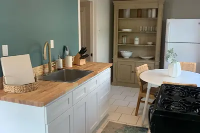 Image de New Renovation! Lovely 2 Bedroom Apartment just 2 Blocks to the Beach!