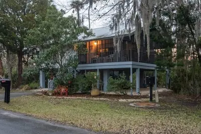 Image de Stilted home on private peninsula. Close to restaurants, boat ramps