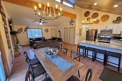 Image de Log Landing Lodge-Loaded Luxury 6 Bedroom Home w/Hot Tub & Linens