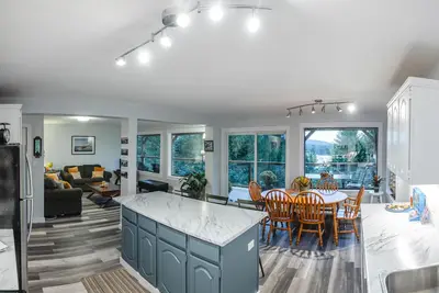 Image de Family & dog friendly for 6 people - walking distance to 4 lakes!