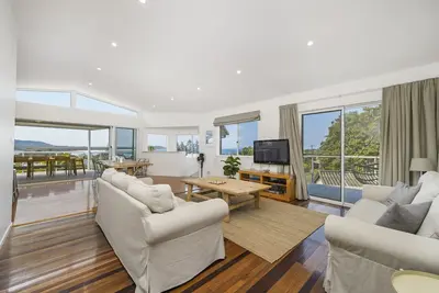 Image de Large Modern Home, Water Views & Central Location