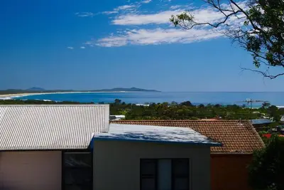 Image de Beautiful four bedroom house in quiet street an easy walk to front and. . .