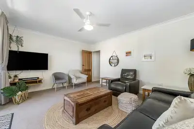 Image de Beautifully Renovated 3 Bedroom Apartment