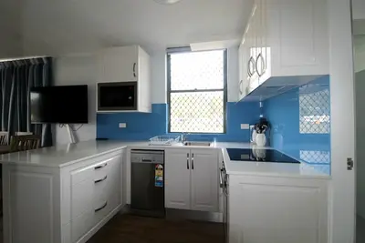 Image de Renovated, Ground Level Creekside Beauty!
