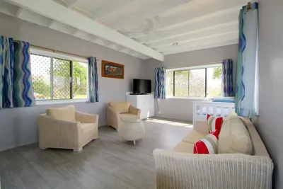 Image de Spacious & Tranquil Waterfront Relaxation