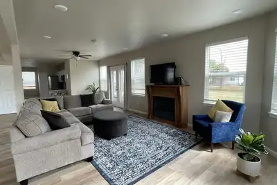 Image de Comfortable 3 bedroom home with big yard and convenient location