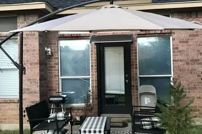 Image de 3 Bedroom 2 Bathroom House In Great Location - Min. rental 1 month