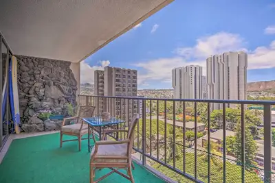 Image de Bright Honolulu Escape: 2 Blocks to the Sand!