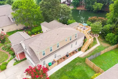 Image de 2 bed\/2 bath with Lr, Dr, Kitchen, Laundry & Deck
