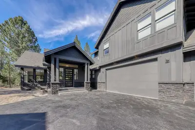 Image de Sleek, modern home with hot tub, gas fireplace, & Ac - includes 12 Sharc passes