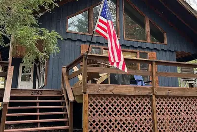 Image de Lake Front! ! Newly updated Cabin with a private beach. Great Location!