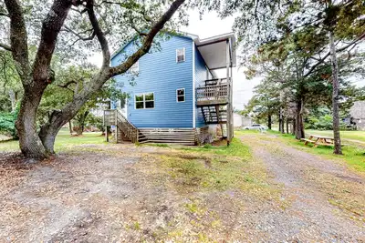 Image de Dog-friendly, canal view home w/ fast WiFi, washer/dryer, & central Ac