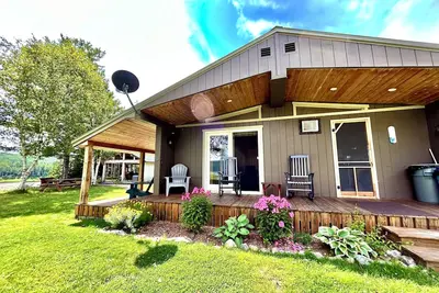 Image de Cozy Getaway - Relax & Unwind - Outdoor Kitchen & Cedar Hot Tub-Riverfront View