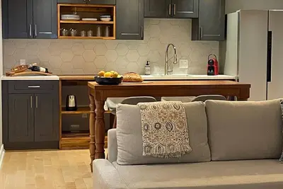 Image de Les Chambres Roses - Grey Room (Private Suite with Fireplace & Lake View)