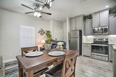 Image de Edinburg Apartment: Close to Dtwn Shopping!