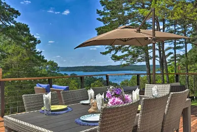 Image de Upscale Cottage with Furnished Lake-View Deck!