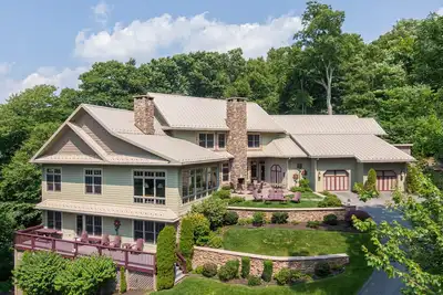 Image de Misty Mountain Hop - Luxury home! Views, hot tub, 4 fireplaces, game table!