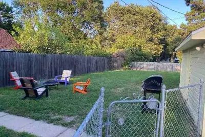 Image de Fenced inYard, Cottage by McKennan, near Falls Park