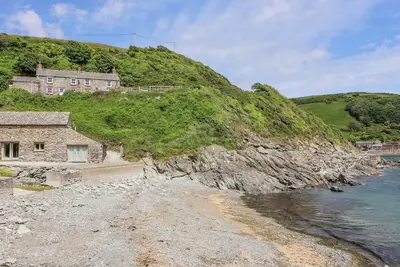 2 Cliff Cottages, pet friendly, with hot tub in Gorran Haven