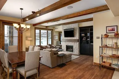 Image de Golden Hour View, Edgemont Luxury with direct Ski Slope Access and Views! !
