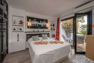 Image de Appartement \"Puerto Chico I & J\" avec vue sur la mer, terrasse privée, piscine partagée, et Wifi.