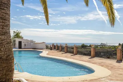 Image de Appartement dans une résidence, avec vue mer et montagne, piscine, Wifi, climatisation, et balcon.