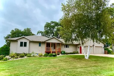 Image de Sleeps 15 Beautiful Home on 1. 2 Acre lot Minutes from Lakes, boat dock & beach