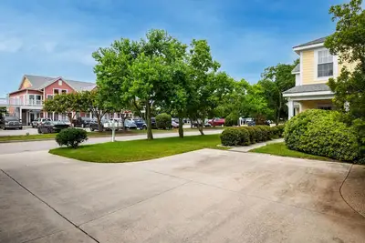 Image de Marina 1: Spacious Townhome Within Steps of Great Restaurants, Intracoastal Wate