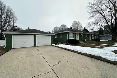 Image de Only 2 blocks from Lambeau Field and the Titletown District.