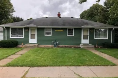 Image de Only 2 blocks from Lambeau Field and the Titletown District.