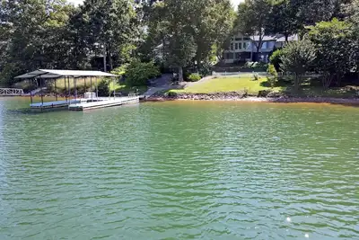 Image de Cozy 5 Br 3 Ba home directly on Lake Nottely with deepwater dock.