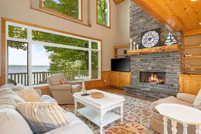 Image de Lakefront Torch Lake Home - Cottage Atmosphere / Over 4k Sq Ft