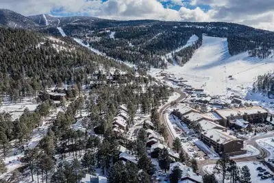 Image de Walk to lift cozy condo at Chalets!