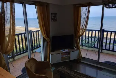 Image de Comme posé sur la plage. . . Appartement 2 pièces sur la mer de 37m2