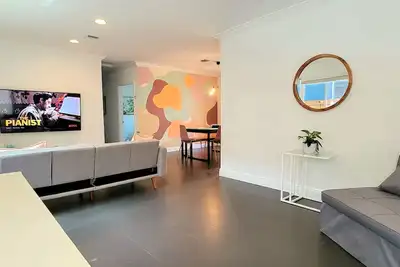 Image de Modern 3 bed\/2 bath House by Coco Walk w\/ Private Cozy Deck(Family\/Pet-friendly)