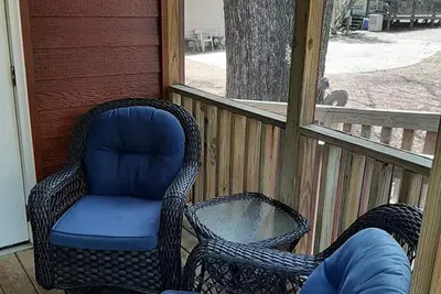 Image de Escape to your cozy 2-bedroom cabin #8 in Camden, Kentucky Lake, Tn
