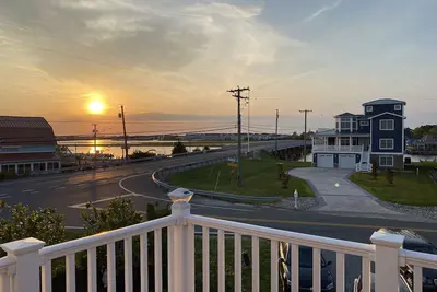 Image de Stunning Sunrise & Water View! 1 Mile to the Beach! Steps to Waterfront Dining!