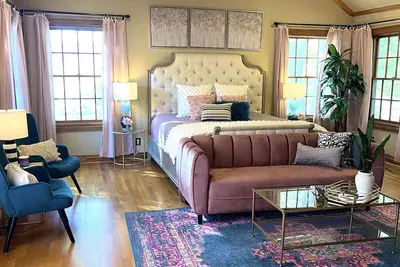 Image de Charming, spacious 4Bed/3bath; 5 min walk to Ou stadium/. . . . . Stadium view! !