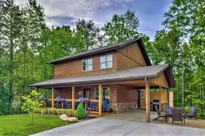 Image de New! Luxury Cabin/Hot Tub/Theater Seats/Fire Pit