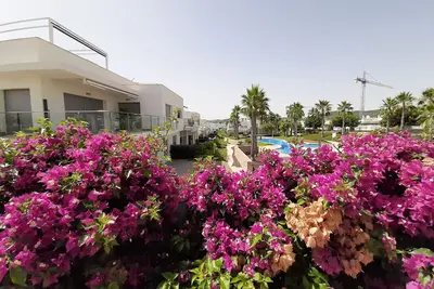 Image de Superb spacious luxury apartment with large terrace and view of beautiful garden