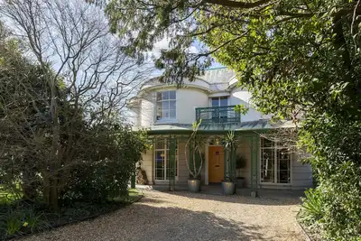 Image de Colonial Home a Stones Throw From the Water with Parking
