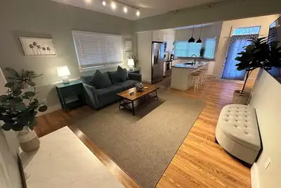 Image de Recently Renovated 2 Bed 1 Bath (Dog Friendly) Apartment in the Broadway Neighborhood