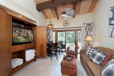 Image de Golden Feather Getaway (#552) |10 min to Ski - Deck - Golf/Ac/ Pool/Hot Tub