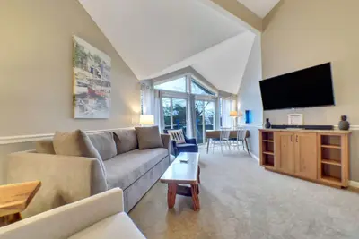 Image de Pet Friendly | Loft Style | Downtown Charlevoix | Indoor/Outdoor Pool