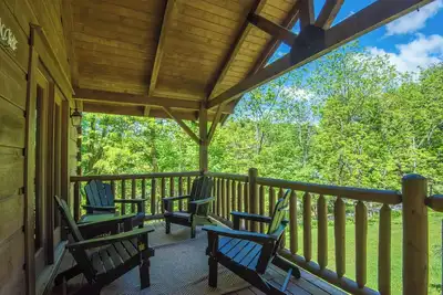 Image de Downtown Cabin - West Jefferson + Hot Tub + Minutes to Downtown Breweries, Shops, and More!