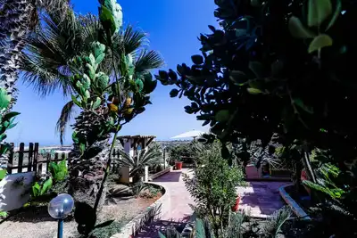 Image de Tastefully furnished house with garden and a few steps from the sea.
