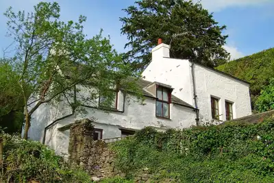 Image de An 18th century detached cottage enjoying extensive views located in a delightful village.