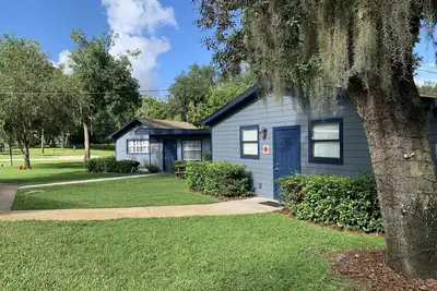 Image de Large furnished cabin on 15 acre lakefront property